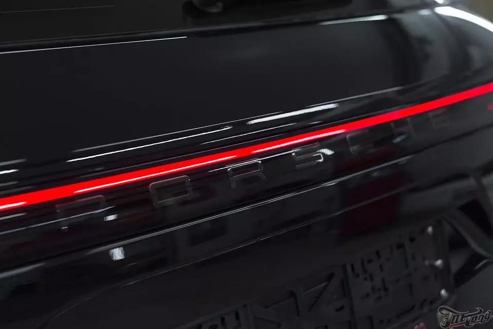 Porsche Cayenne. Кованые диски Motion, окрас суппортов в красный кенди и окрас текстурного пластика.